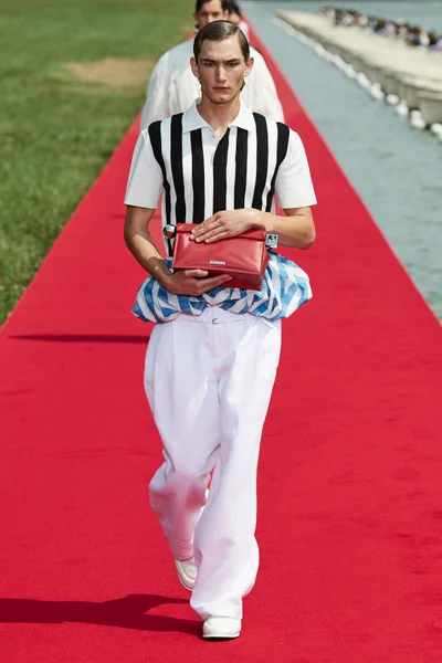 Look 16